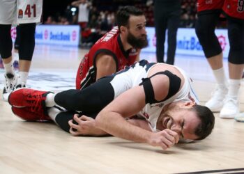 Horor početak Evrolige za Nikolu Milutinova, povreda već u 3. minutu, stradalo mu koleno! (FOTO/VIDEO)