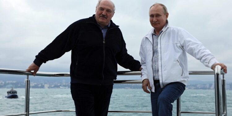 Otkrivena tajna Lukašenkovog kofera: Šta je beloruski lider doneo na sastanak s Putinom? (FOTO)