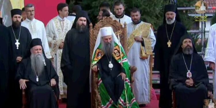Porfirije stigao u Berane: Veliki broj vernika dočekao patrijarha SPC (VIDEO)
