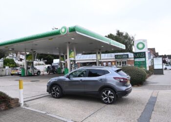 Zašto Britanci panično kupuju gorivo? (VIDEO)