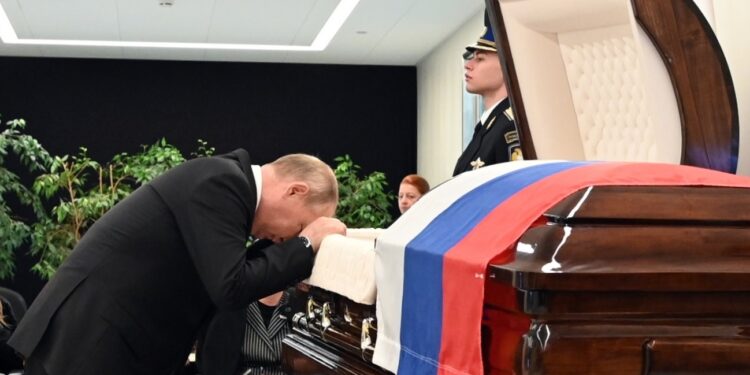 Putin u dubokoj žalosti: Ove slike su obišle svet (FOTO/VIDEO)