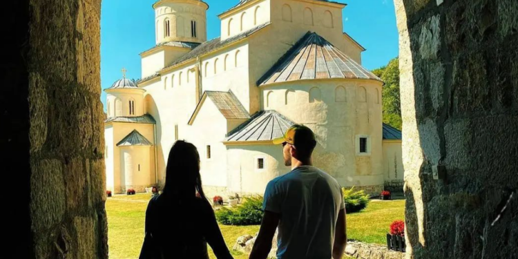 Bogdana i Veljko Ražnatović posetili manastir Mileševu (FOTO)