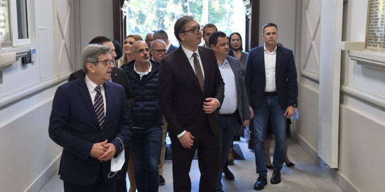 Vučić posetio Zemunsku gimnaziju: “Ovo zaista izgleda fenomenalno” (VIDEO)