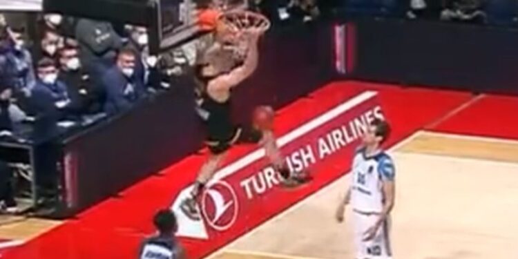 Smailagić umalo slomio obruč: Pogledajte strašno zakucavanje košarkaša Partizana (VIDEO)