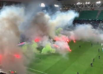 Novi huliganski pir u Francuskoj, meč kasnio sat vremena zbog „piro-bombardovanja“ terena (VIDEO)