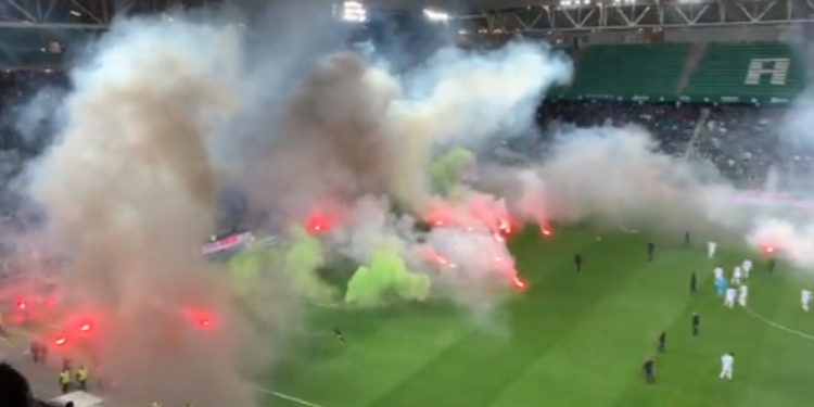 Novi huliganski pir u Francuskoj, meč kasnio sat vremena zbog „piro-bombardovanja“ terena (VIDEO)