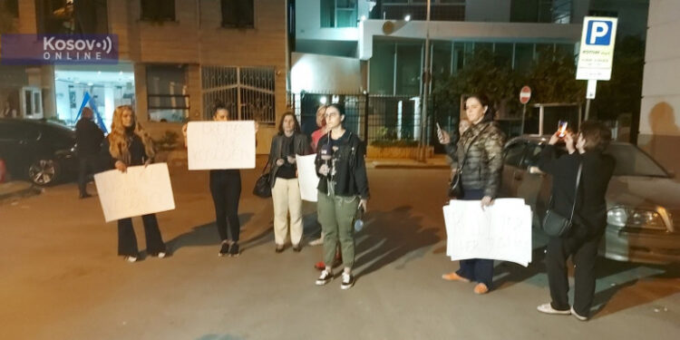 “Propao” protest ispred ambasade Srbije u Tirani