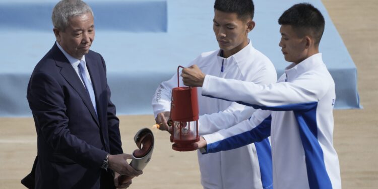 Peking preuzeo olimpijsku baklju