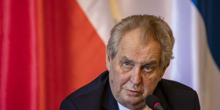 Zeman prebačen na intenzivnu negu