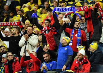 Skandal u Švedskoj! Albanski navijači istakli transparent „Kosovo je Albanija“ (FOTO)
