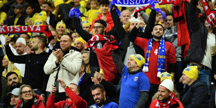 Skandal u Švedskoj! Albanski navijači istakli transparent „Kosovo je Albanija“ (FOTO)