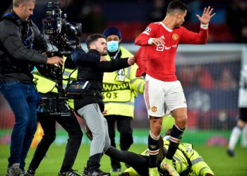 Skandal u Mančesteru: Navijač ušao na teren i vukao Ronalda za dres, redari padali u jurnjavi! (VIDEO)