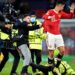 Skandal u Mančesteru: Navijač ušao na teren i vukao Ronalda za dres, redari padali u jurnjavi! (VIDEO)