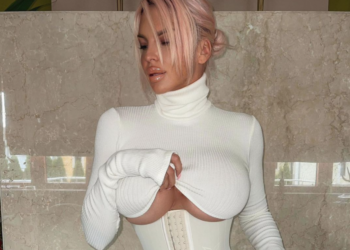 Jelena Karleuša pozirala u minijaturnom korsetu, gole grudi prekrila rukama (FOTO)