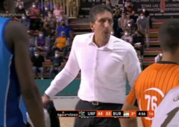 Haos u Španiji: Trener bacio sako, psovao sudije i udario igrača, pa isključen sa meča (VIDEO)