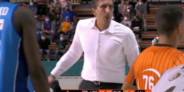 Haos u Španiji: Trener bacio sako, psovao sudije i udario igrača, pa isključen sa meča (VIDEO)