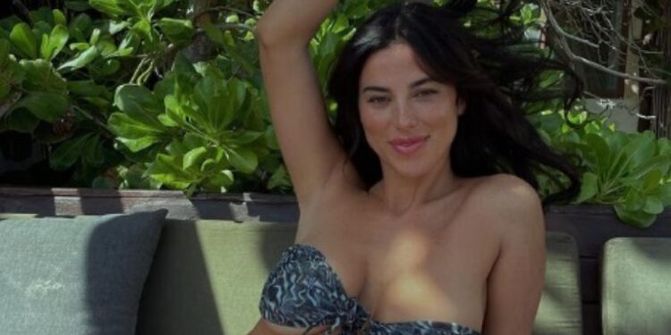 Viki zapalila mreže golišavim fotkama: Mali bikini jedva prekrio grudi (FOTO)