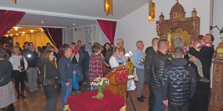 Parohe ispratili i dočekali u suzama