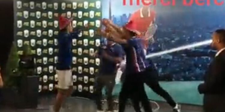 Nole sa navijačima napravio ludnicu u miks zoni: Đuskao sa Srbima uz pesmu koju su mu posvetili (VIDEO)