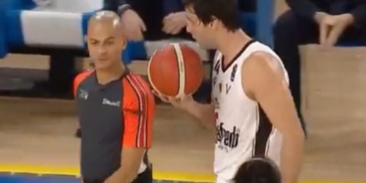 Miloš Teodosić isključen na meču protiv Breše posle svađe sa sudijama (VIDEO)
