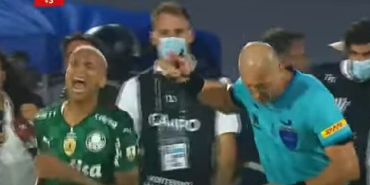 Sudija ga prijateljski potapšao, srušio se kao pokošen (VIDEO)