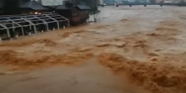 Kolaps u Sarajevu: Miljacka nosi sve pred sobom (VIDEO)