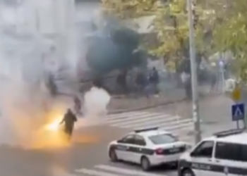 Sukob navijača u Mostaru, mlađi muškarac životno ugrožen (VIDEO)