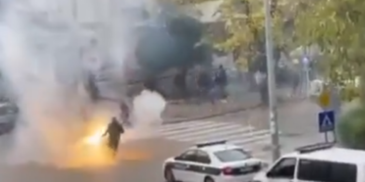 Sukob navijača u Mostaru, mlađi muškarac životno ugrožen (VIDEO)