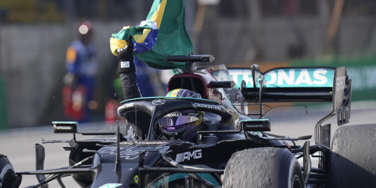 Hamilton sa desete pozicije do pobede u Brazilu: Borba za titulu u Formuli 1 sve neizvesnija (FOTO/VIDEO)