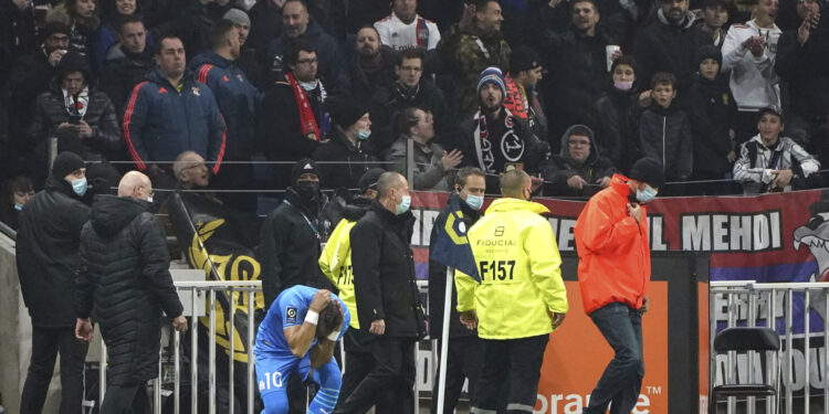 Haos u Francuskoj: Navijači ponovo pogodili Pajea u glavu, utakmica Liona i Marseja odmah prekinuta! (VIDEO)
