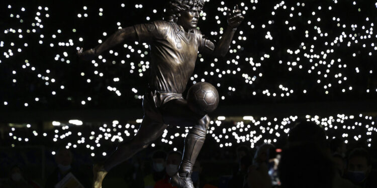 Maradoni otkrivena statua u Napulju