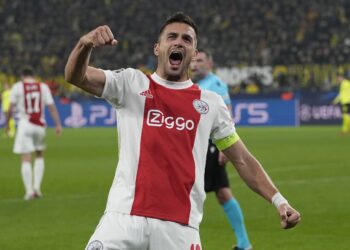 Tadić stavio međunožje u gips, ceo tim mu se potpisao! Hit fotka Srbina obilazi svet! (FOTO)