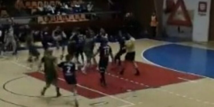 Novi skandal u srpskom rukometu: Opšta tuča igrača u Vrbasu, nije se znalo ko koga bije (VIDEO)