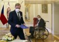 Zeman imenovao novog premijera iz plastične kutije (FOTO)