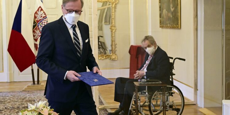 Zeman imenovao novog premijera iz plastične kutije (FOTO)