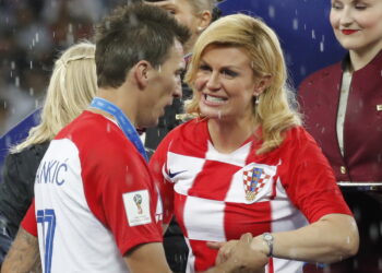 Kolinda na kolenima slavila pobedu Hrvatske, podelila sliku iz dnevne sobe (FOTO)