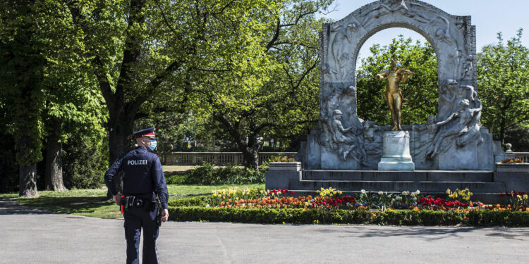 Policija raspustila kampa antikonoranaša u Beču