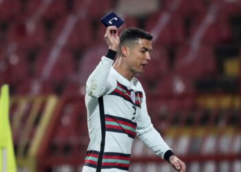 Snimak koji kamere nisu prikazale: Besni Ronaldo opet bacio traku zbog poraza od Srbije (VIDEO)