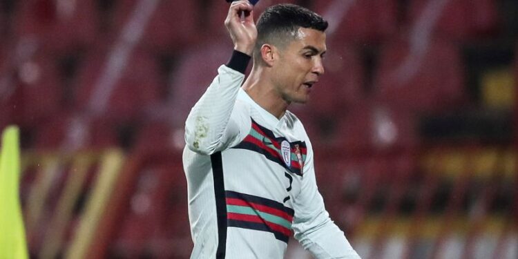 Snimak koji kamere nisu prikazale: Besni Ronaldo opet bacio traku zbog poraza od Srbije (VIDEO)