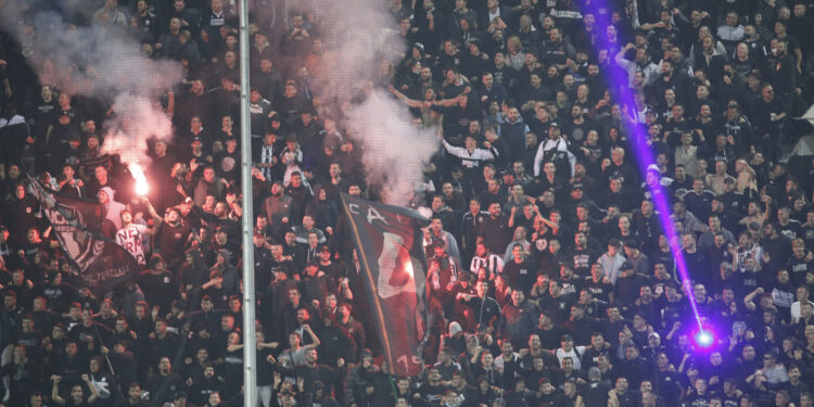 Haos u Grčkoj: Navijači Paoka prekinuli solunski derbi u 92. minutu, umešala se i policija (VIDEO)