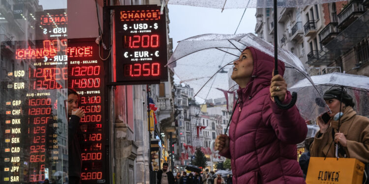 Turska valuta tone, protesti zapljusnuli Istanbul i Ankaru (VIDEO)