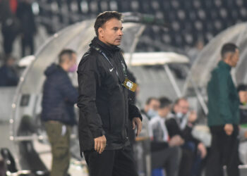Stanojević otkrio ko će ga menjati u Gentu zbog crvenog kartona: „Komunikacija nije moguća“