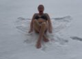 Ruska političarka valjala se golišava po snegu na minus 20 (VIDEO)