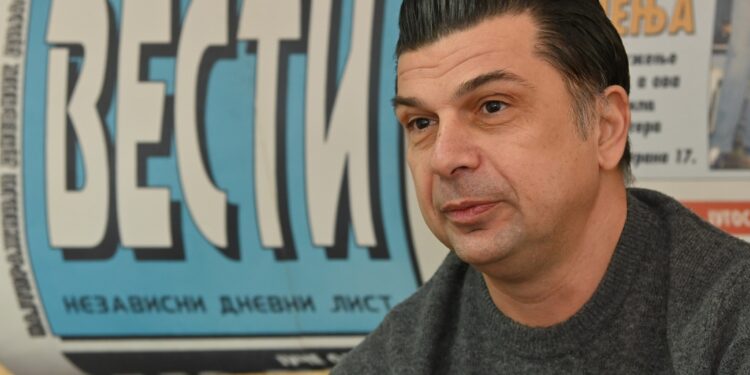 Beli mantil umesto lopte