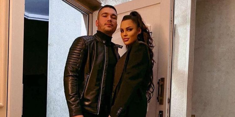 Mirko Šijan pokazao kako bi izgledalo kićenje jelke da nema Bojane Rodić i nasmejao fanove (VIDEO)