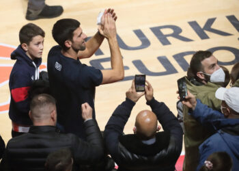 Pogledajte sa kojim je žarom Novak bodrio crveno-bele protiv Barse (VIDEO)