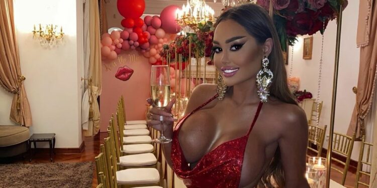 Ana Korać pozirala u crnim čipkanim gaćicama (FOTO)