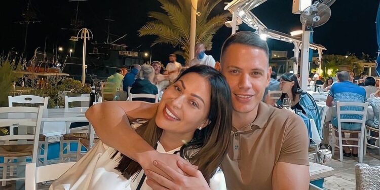 Svetlana Ceca Ražnatović sa dečkom Bogdanom Srejovićem uživala u romantičnim pesmama Olivera Mandića (VIDEO)