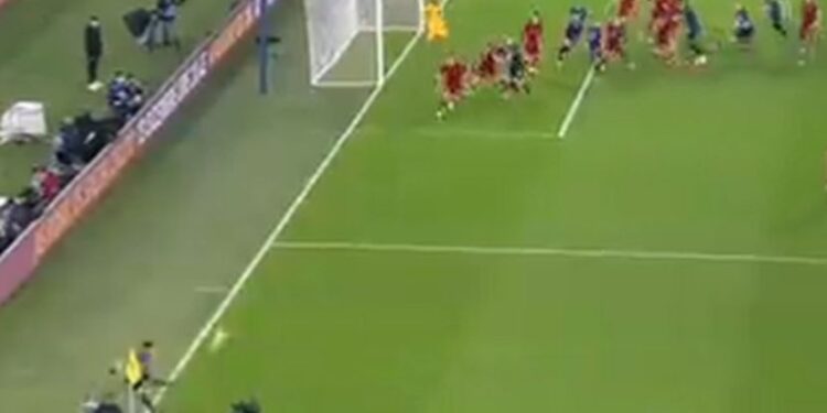 Turčin kao Piksi i Rambo Petković: Čalhanoglu iz kornera dao gol Romi (VIDEO)