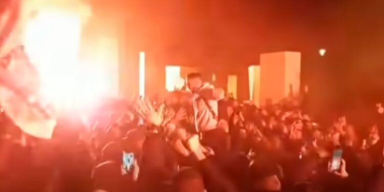 “Mrzim Dinamo, srpsko ime to”: Junak Hajduka pevao na ramenima navijača